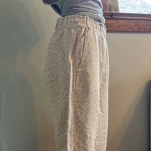 Gap Khakis women’s size 8 elastic waistband linen/cotton cheetah print pants